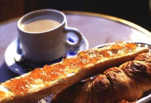 Sauter les petits déjeuner trop gras le matin, avec convifutre, pain et beurre